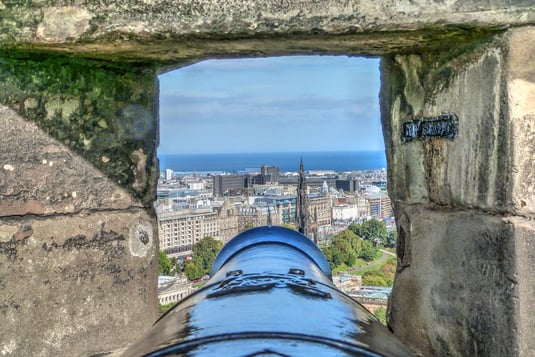 edinburgh castle, cannon pointing towards the city