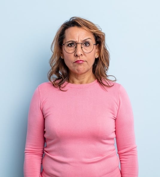 Een vrouw die het niet meer weet en piekert