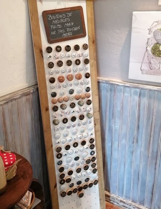 Une gamme de boutons de meubles faits main est proposée à la boutique 