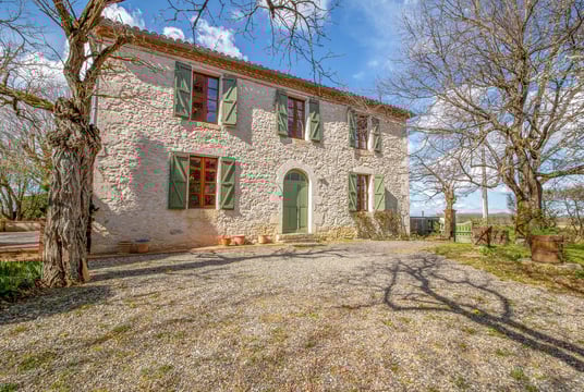 Photographie immobilière d’un presbytère avec lumière naturelle