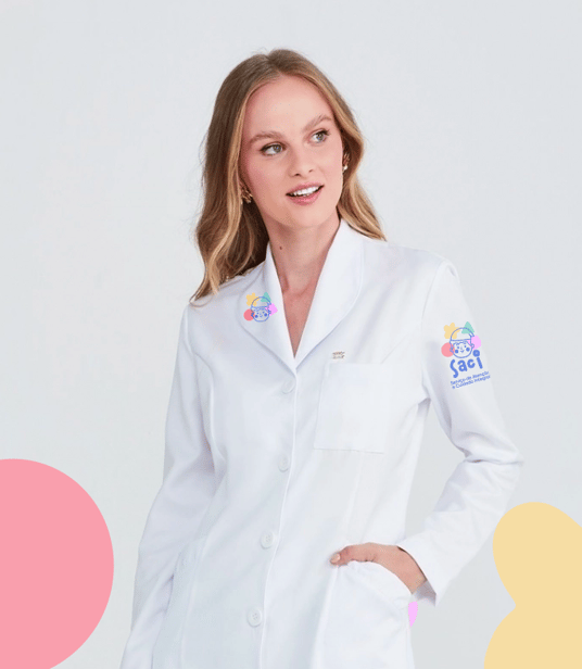 Médica pediatra usando jaleco personalizado com logo