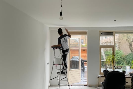 aan het werk in de woonkamer