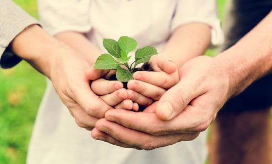 adulte soutenant l'enfant intérieur dans une thérapie pour faire germer le potentiel vital