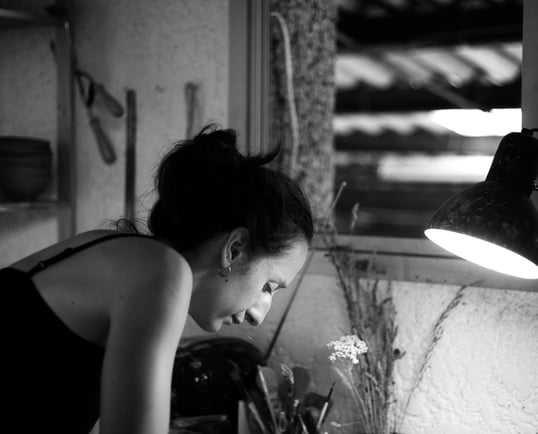 portrait marion Grange ceramiste toulouse ceramique atelier