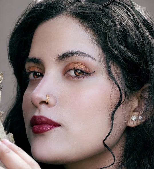 Retrato cercano de una mujer blanca hermosa con ojos de color dorado como si fuera una vampira