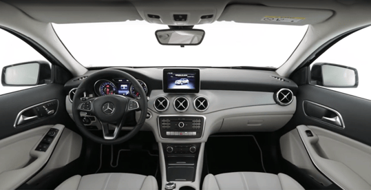 painel frontal do interior da mercedes benz GLA200