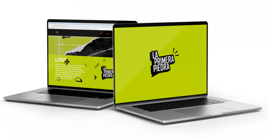 Dos laptops mockup con el logo de la primera piedra