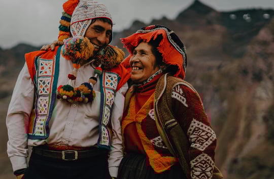 Una pareja de personas andinas felices sonriendo en Cusco Peru