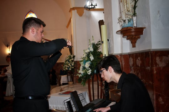 Piano y violín en ceremonia religiosa