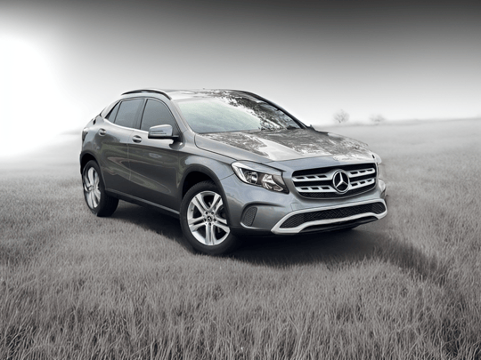 visão externa de uma mercedes benz gla200 cinza