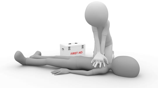 un homme fait du massage cardiaque à une victime