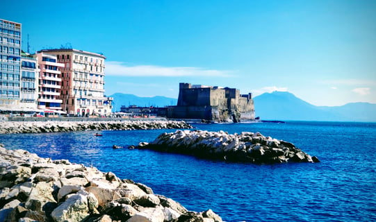 castel dell'Ovo e Vesuvio