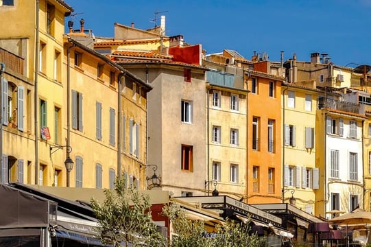 maisons de teinte orangée sous le beau temps à Aix en Provence