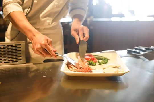 chef cuisinier qui montre le plat à faire pour un atelier cuisine à Montpellier