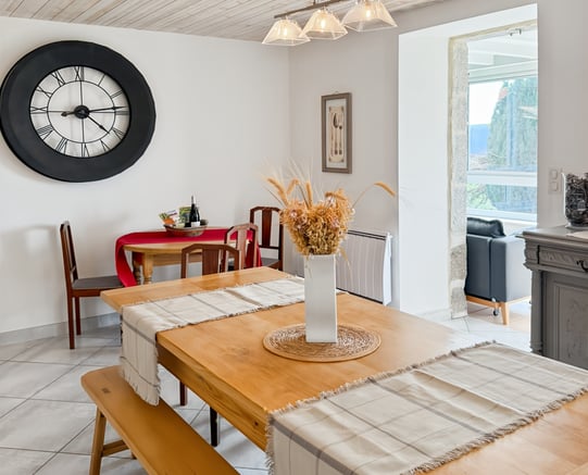 grande table pour repas et séjour familial dans le Cantal