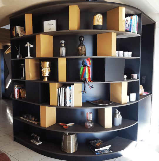bibliothèque avec étagères bois et fond métal. niches déco. bibliothèque arrondie, étagères bois.