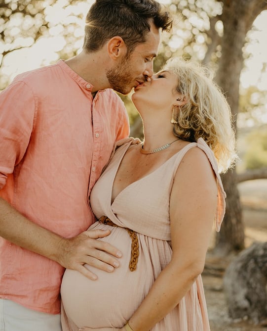 Photo de couple pendant une séance photo de grossesse