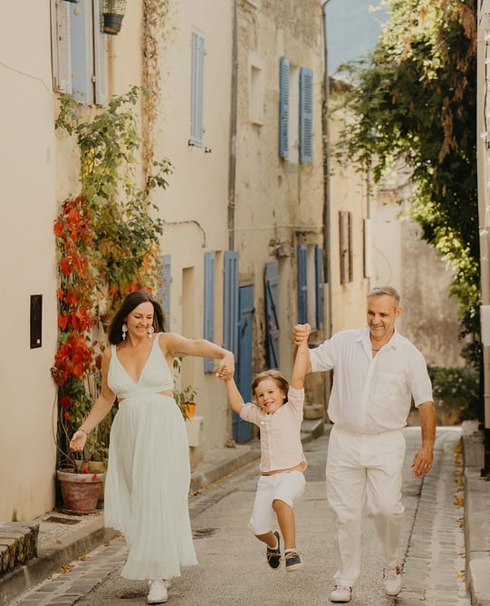 Famille qui s'amuse dans une ruelle d'un village provençale