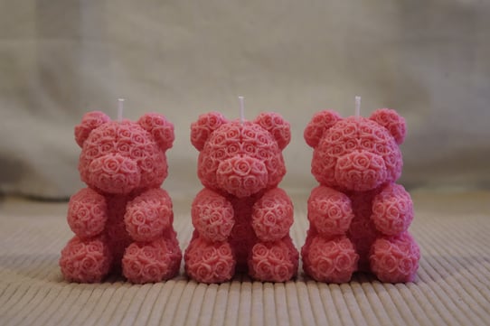 3 oursons en cire de soja rose sur un fond beige, spéciale saint valentin
