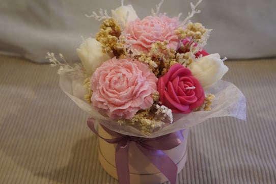 joli bouquet florale en cire de soja, fleur blanche, rose clair et rose foncé