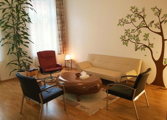Foto der Praxis: ein Sofo, drei gemütliche Sessel und ein Holztisch