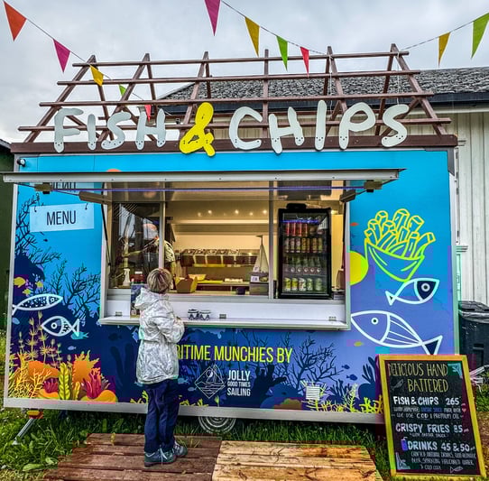 Maritime Munchies fish and chips-vogn i Reine, Lofoten, med sprø pommes frites og fersk lokal fisk