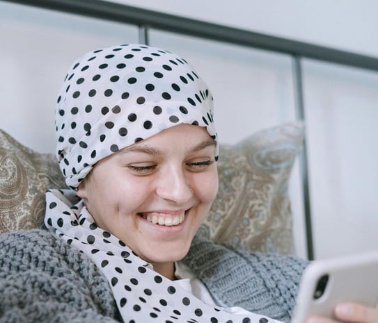 woman partipating to jihane laraichi's cancer healing membership