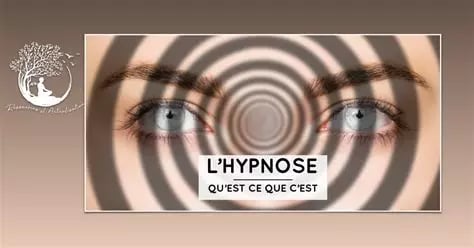 Cercles concentriques marron et au milieu deux sourcils et deux yeux clairs ouverts