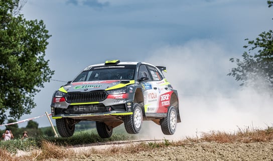 Skoda fabia rs rally2 durante salto in rally terra
