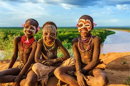 Niños de la tribu Karo en Etiopía