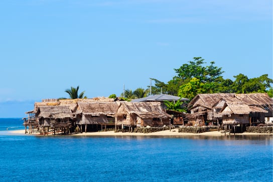Playa con casas tradicionales, Islas Salomon