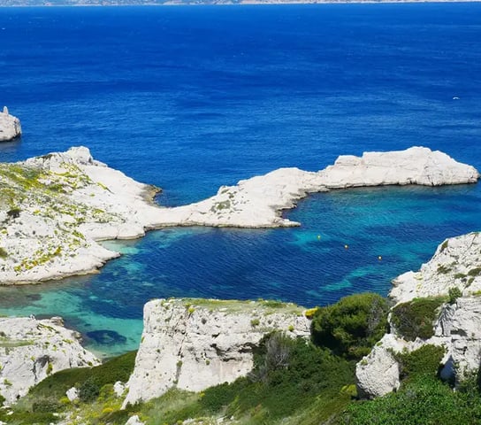 vue de haut des calanques près de Marseilles en PACA