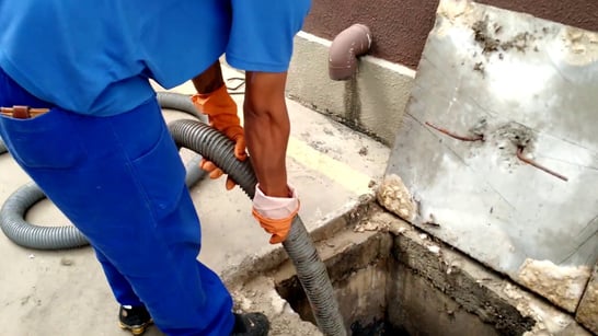 Caminhão em sucção de fossa industrial, limpeza de esgoto