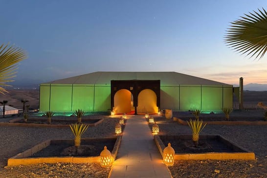 Nuit magique dans le désert d'Agafay avec dîner traditionnel, spectacle de danse et nuit en tente de luxe sous les étoiles.