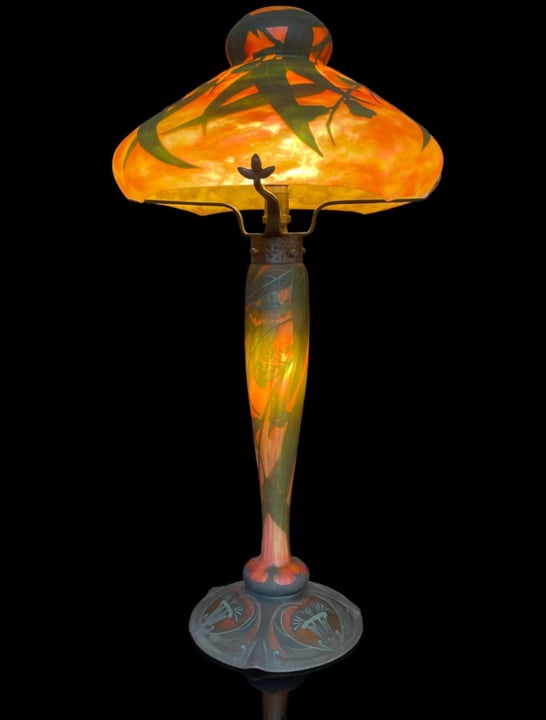 Exceptionnelle lampe en verre multicouche. Signé Daum