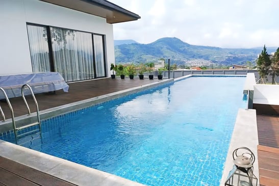 kolam renang indah dengan pemandangan pegunungan