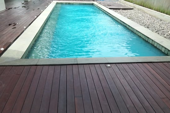kolam renang dengan desain elegan garapan dayanapool dengan keramik berwarna biru