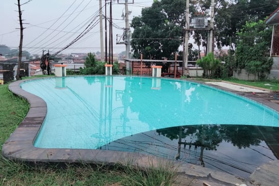 kolam renang minimalis di puncak