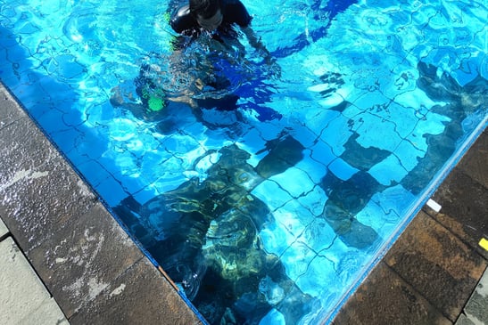 Renovasi kolam renang penggantian keramik yang pecah oleh dayanapool