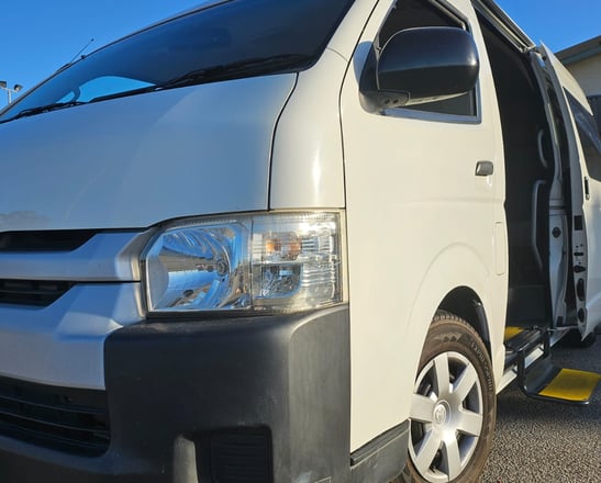 Group airport pickup by responsible drivers in a comfortable 14-seater van