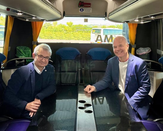 Autobuses especiales para VIPs y conferencias. Movenbus te los consigue.