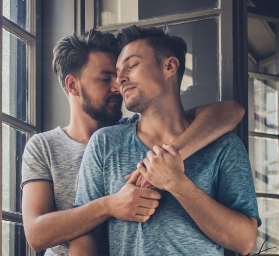 una pareja de 2 chicos felices