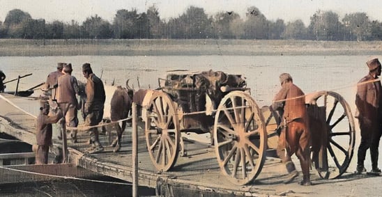 Artillerie serbe traversant la rivière Save