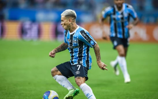 Soteldo em campo pela equipe do Grêmio.