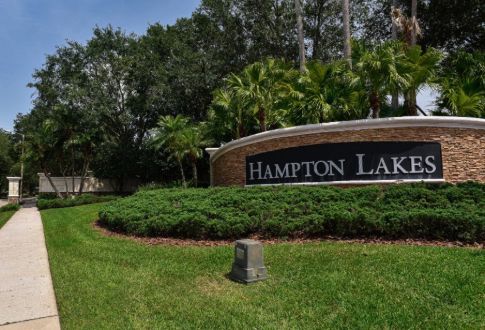 a sign that says hampton lakes