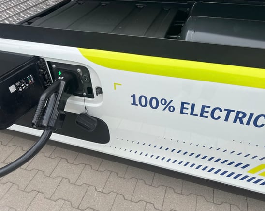 ladeinfrastruktur eLKW: a white electric vehicle with a green and yellow electric charging station