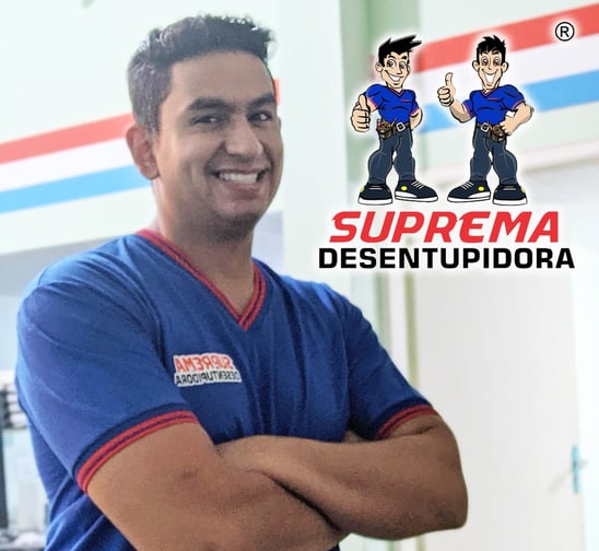 técnico da empresa de desentupimento