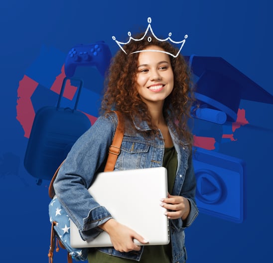 Jovem sorrindo com notebook, pronta para aprender inglês online na Metropolis Idiomas.