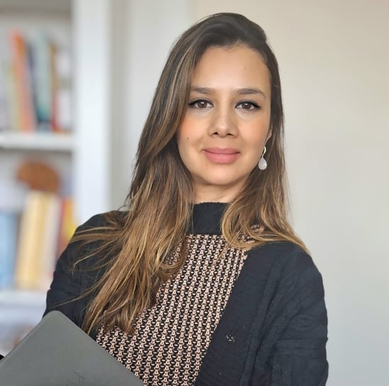 Camile marins psicanalista Clínica a woman in a black sweater and a black sweater