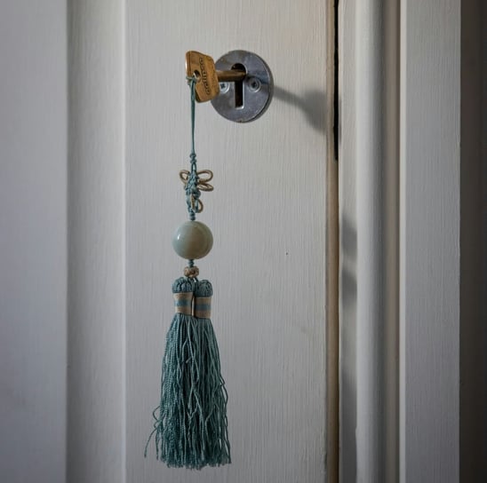 Una llave abriendo una puerta